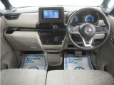 運転にかかわる様々な操作を安全に行えるように視点移動が少なく、操作性に配慮されたスイッチ類が凝縮されたコクピットです。