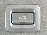 【パワーバックドア】スマートキーや運転席のボタンを押すだけでリアゲートが自動で開閉します!荷物を持っている時や、高い位置にあるバックドアを閉める際に便利な機能です♪