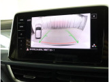 ★ギアをリバースに入れると車両後方とガイドラインが表示され車庫入れ、縦列駐車の際に安全確認をサポートします★