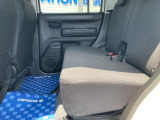 後部座席です。足元空間は広々しており、大人4人乗車も無理なく可能です。