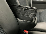 【フロントセンターアームレスト(ボックス付き)】運転席と助手席の間には、小物が収納できるボックス付のアームレストが装備!必要な物をぱっと取り出せて車内もスッキリです♪