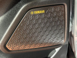 【YAMAHAサウンドシステム】メーカーオプションの高品位サウンドシステムを搭載。専用のチューニングが施された大小様々なスピーカーから良質なサウンドが奏でられ、臨場感あふれる音響空間を演出します。