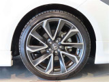 純正のアルミホイール装着車です。タイヤサイズは225/40R18です。