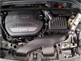 【BMWエンジン】革新的なガソリン・エンジン・テクノロジーによる高性能かつ高効率。レスポンスの良いパワーを発揮。常にスムーズな吸気を実現しアクセル開度にダイレクトに反応しドライビングを楽しく演出。