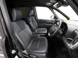 ゆったり室内で運転もしやすいです♪使い勝手の良い配置も考えられています!!