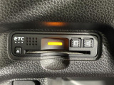 【ETC】有料道路を利用する際に料金所で停止することなく通過できる、ETC車載器(ノンストップ自動料金収受システム機器)が装備されています。セットアップを行うことで利用可能になります。