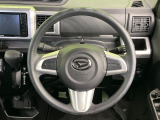 インテリアに合わせたデザインのステアリングは、運転される方のことも考え、運転しやすい形状、大きさです。是非一度、実際に触ってお確かめください。