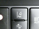 【レーンディパーチャーアラート】道路上の白線(黄線)を単眼カメラで認識し、ドライバーがウインカーを操作をしないで車線を逸脱する可能性がある場合、ブザーとディスプレイ表示による警報でお知らせします。