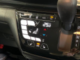 【オートエアコン】一度お好みの温度に設定すれば、車内の温度を検知し風量や温度を自動で調整。暑い&hellip;寒い&hellip;と何度もスイッチ操作をする必要はありません。快適な車内空間には必須の機能ですね♪