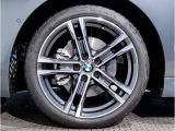 BMWの純正アロイホイールは軽量かつ強度にも優れているホイールで走行性能を引き上げる設計になっております。足元にもBMWは妥協がなくこだわっている個所になります。