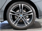 BMWの純正アロイホイールは軽量かつ強度にも優れているホイールで走行性能を引き上げる設計になっております。足元にもBMWは妥協がなくこだわっている個所になります。