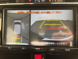 【パノラミックビューモニター】クルマを真上から見下ろした視点で駐車をサポートします!クルマの斜め後ろや真横など、いち早く障害物に気が付くことができます。