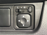 【電動格納ミラー】サイドミラーは電動格納式となっており、狭い駐車場でもキズがつくリスクを抑えられます。
