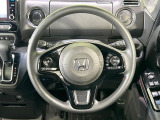 インテリアに合わせたデザインのステアリングは、運転される方のことも考え、運転しやすい形状、大きさです。是非一度、実際に触ってお確かめください。