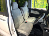 運転席まわりには十分なスペースがあり、大柄な方でもゆったり運転していただける環境です。