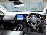 デザインもよく、居心地のよい運転席ですね。分かりやすいスイッチ類ですから操作もしやすく運転をサポートします。