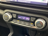 【オートエアコン】一度お好みの温度に設定すれば、車内の温度を検知し風量や温度を自動で調整。暑い&hellip;寒い&hellip;と何度もスイッチ操作をする必要はありません。快適な車内空間には必須の機能ですね♪