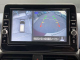 アラウンドビューモニターは4方のカメラで真上から車を見たようにモニターで確認ができる日産の自慢の装備です。是非実際の車で体感してみてください。