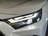 【LEDヘッドライト】悪天候や夜間走行時も良好な視界を確保し安心して運転できる高輝度LEDヘッドライトを装備!点灯速度が早く、消費電力も抑えられています。