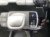 コラムシフトですので足元ひろびろ。運転しやすいですよ。
