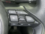 クルーズコントロール機能が付いています。 速度を設定するとアクセルを踏まなくても一定の速度で走ることができます。  高速道路ではとても便利な装置なんです。