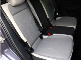 後席も使用感が少なく良好なコンディション!元社有車・低走行ならではの状態の良さがしっかり感じられます。