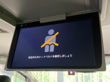 【リヤエンターテインメントシステム】後席にお座りの方も大満足の、人気メーカーオプションを装備。専用の音響システムと、大画面のモニターで移動中もDVD等をお楽しみいただけます。