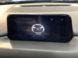 【マツダコネクトナビ】車内の雰囲気にマッチした一体型タイプのナビ。各種車輌設定やBluetooth再生等、様々な機能が楽しめます。直感的なダイヤル操作が可能で、使い勝手も良好です。