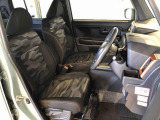 運転席の座面高さを調整できるシートリフターが付いています。
