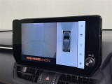 パノラミックビューモニターシステムが付いているので車の上から見た映像が確認できますよ。 一目で車両周辺の情報を確認できますが、直接安全をご確認下さい。