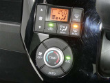 【オートエアコン】車内温度を感知して自動で温度調整をしてくれるのでいつでも快適な車内空間を創り上げます!どの席に座っても快適なドライブが楽しめます♪