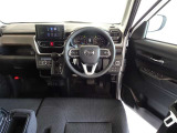 革巻きステアリングで快適な操作性の運転席です。