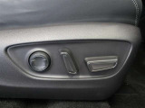 運転席はパワーシートです。シートポジションの微調整を簡単に行えます。