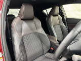 高いホールド性で運転姿勢が安定します。長距離ドライブでも疲れにくいのが魅力です。