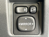 【電動格納ミラー】サイドミラーは電動格納式となっており、狭い駐車場でもキズがつくリスクを抑えられます。