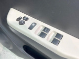 【電動格納ミラー】サイドミラーは電動格納式となっており、狭い駐車場でもキズがつくリスクを抑えられます。