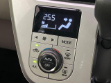 【オートエアコン】一度お好みの温度に設定すれば、車内の温度を検知し風量や温度を自動で調整。暑い&hellip;寒い&hellip;と何度もスイッチ操作をする必要はありません。快適な車内空間には必須の機能ですね♪