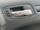 運転席は2つのシートポジションメモリー機能が装備されております。