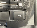 【パワーバックドア】スマートキーや運転席のボタンを押すだけでリアゲートが自動で開閉します!荷物を持っている時や、高い位置にあるバックドアを閉める際に便利な機能です♪
