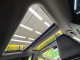 【パノラマルーフ】大型のガラスルーフ搭載で車内の解放感が一気にアップ!開放的なドライブをお楽しみいただけます。