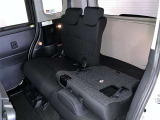 2列目シートは跳ね上げ式で折りたたみ可能です。キャンプ用品など大きな荷物もばっちり収納可能です!