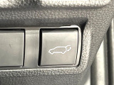 【パワーバックドア】スマートキーや運転席のボタンを押すだけでリアゲートが自動で開閉します!荷物を持っている時や、高い位置にあるバックドアを閉める際に便利な機能です♪