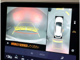 パノラミックビューモニター。車両を上から見たような映像を表示。運転席から目視しにくい車両周囲の状況をリアルタイムで確認できます。