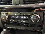 【オートエアコン】一度お好みの温度に設定すれば、車内の温度を検知し風量や温度を自動で調整。暑い&hellip;寒い&hellip;と何度もスイッチ操作をする必要はありません。快適な車内空間には必須の機能ですね♪
