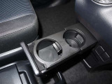 格納式のドリンクホルダー付きです。ドリンクホルダーとしてはもちろん、スマホや長財布を収納することだってできますよ。