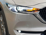 【LEDヘッドライト】悪天候や夜間走行時も良好な視界を確保し安心して運転できる高輝度LEDヘッドライトを装備!点灯速度が早く、消費電力も抑えられています。