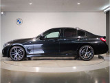 【拘りのFR】BMWが多く採用するFR車。ダイレクトでスポーティな加速感・シャープなハンドリングを実現。縦置きエンジンレイアウトにより、フラットで上質な乗り味です。
