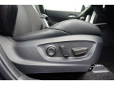 運転席にはパワーシートが付いております。パワーシートは指先1つで操作出来るためチカラの弱い女性の方でもシートに座ったまま操作出来ます♪