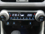 左右独立温度コントロールフルオートエアコンです。運転席、助手席それぞれで独立して温度設定ができます。冷え性の方が乗っても安心ですね♪
