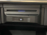 助手席グローブ内にCD/DVDプレイヤー搭載